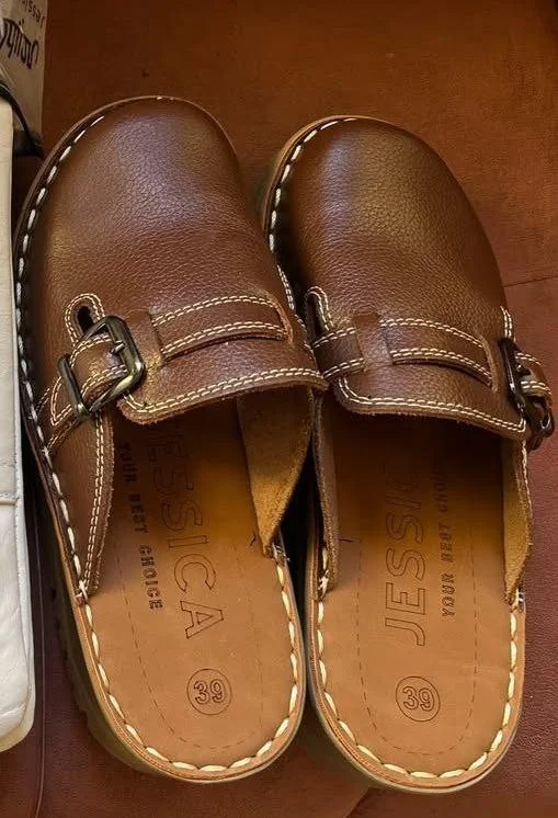 Code 205, natural leather sapo, hand-stitched - Real-life image - Jessica